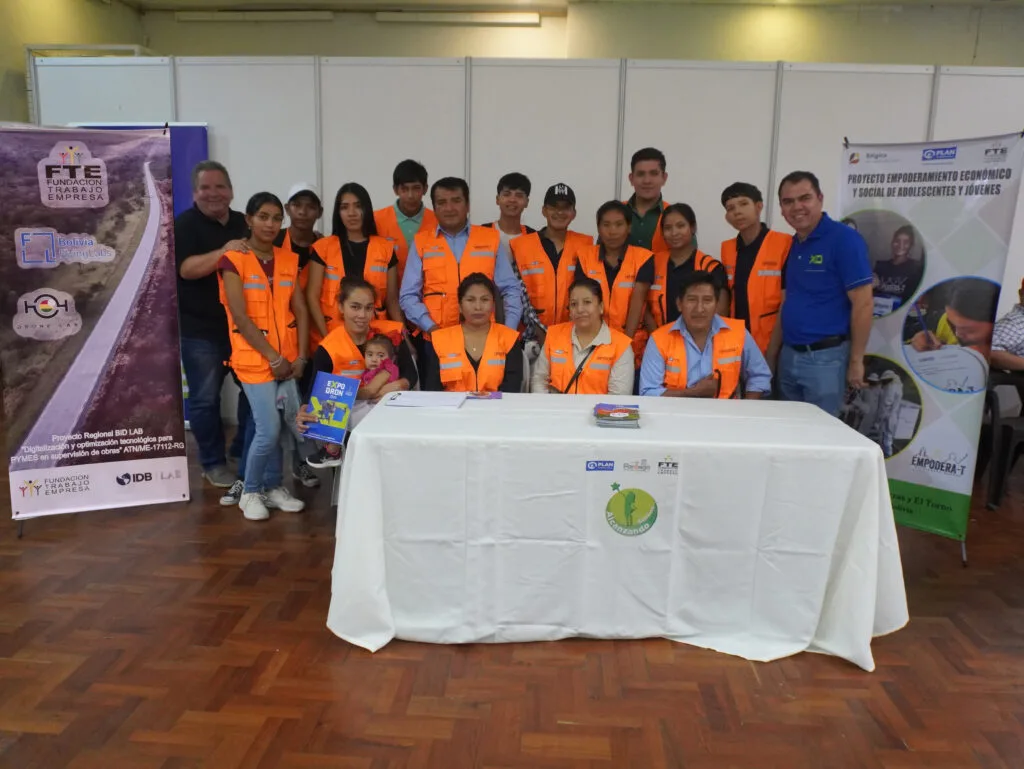 Grupo de jóvenes participantes del proyecto EmpoderaT en ExpoDron