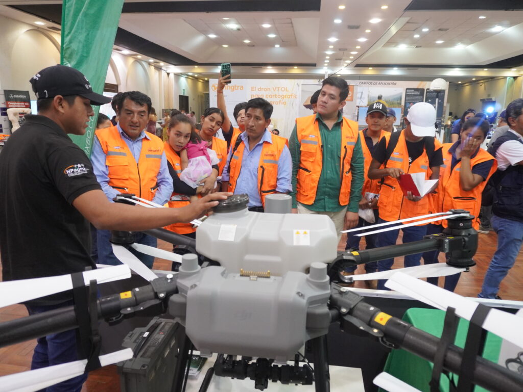 Visitantes explorando las exhibiciones de drones