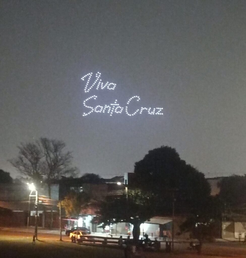 Show de drones en el cielo nocturno de Santa Cruz