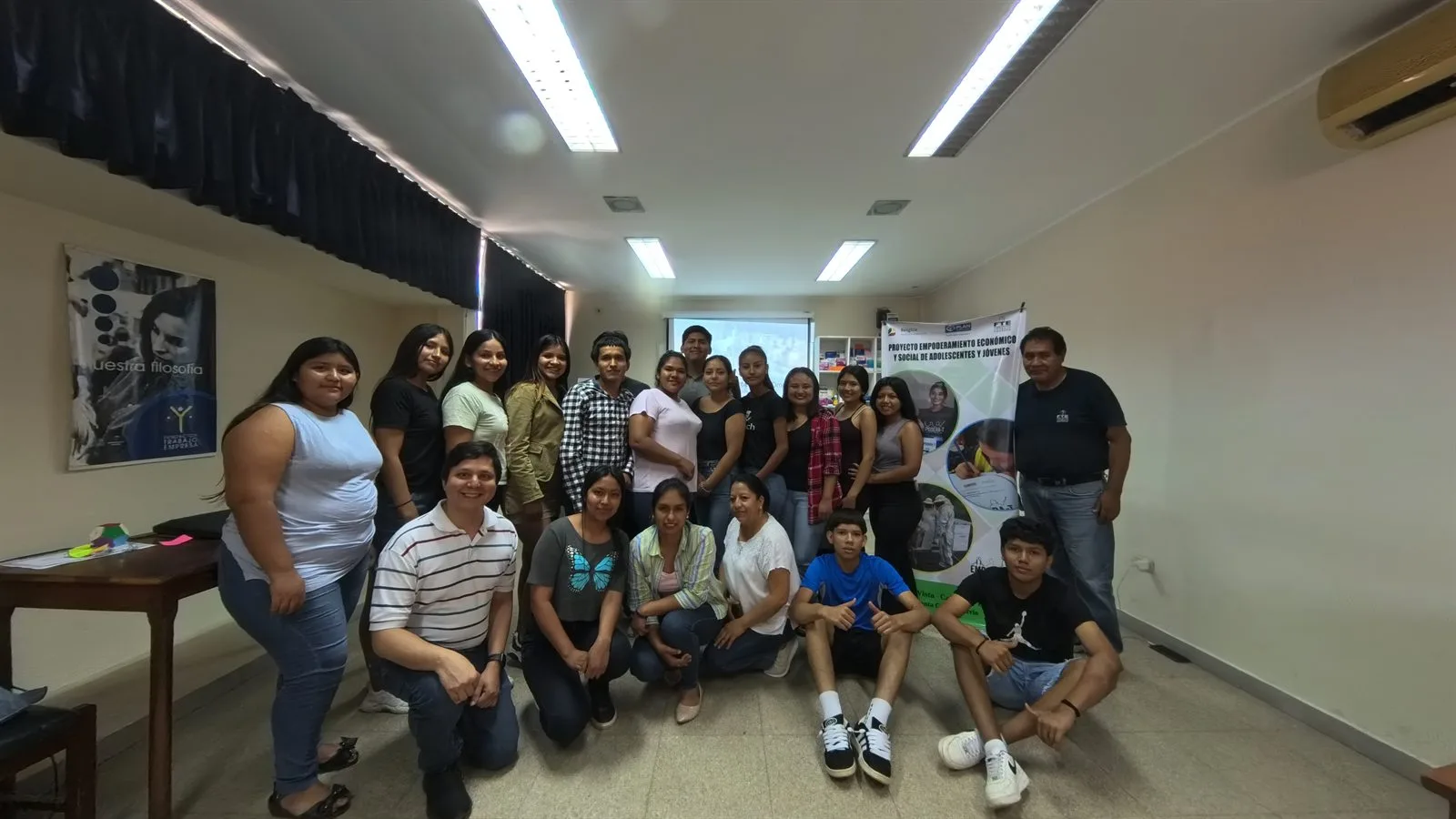 Jóvenes participantes del taller de emprendimiento con drones