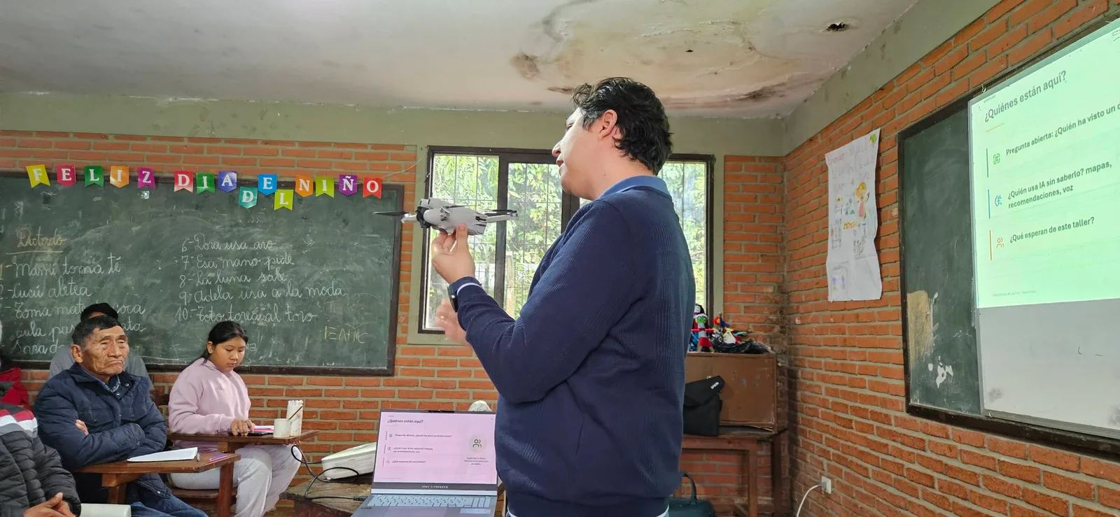 Facilitador mostrando un drone a los participantes durante la jornada presencial