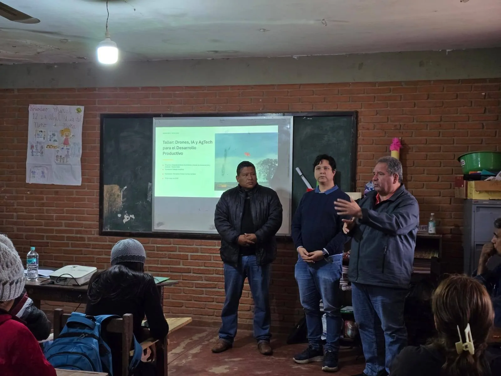 Apertura del taller en Buena Vista, con la diapositiva del título "Taller Drones, IA y AgTech para el Desarrollo Productivo" en pantalla